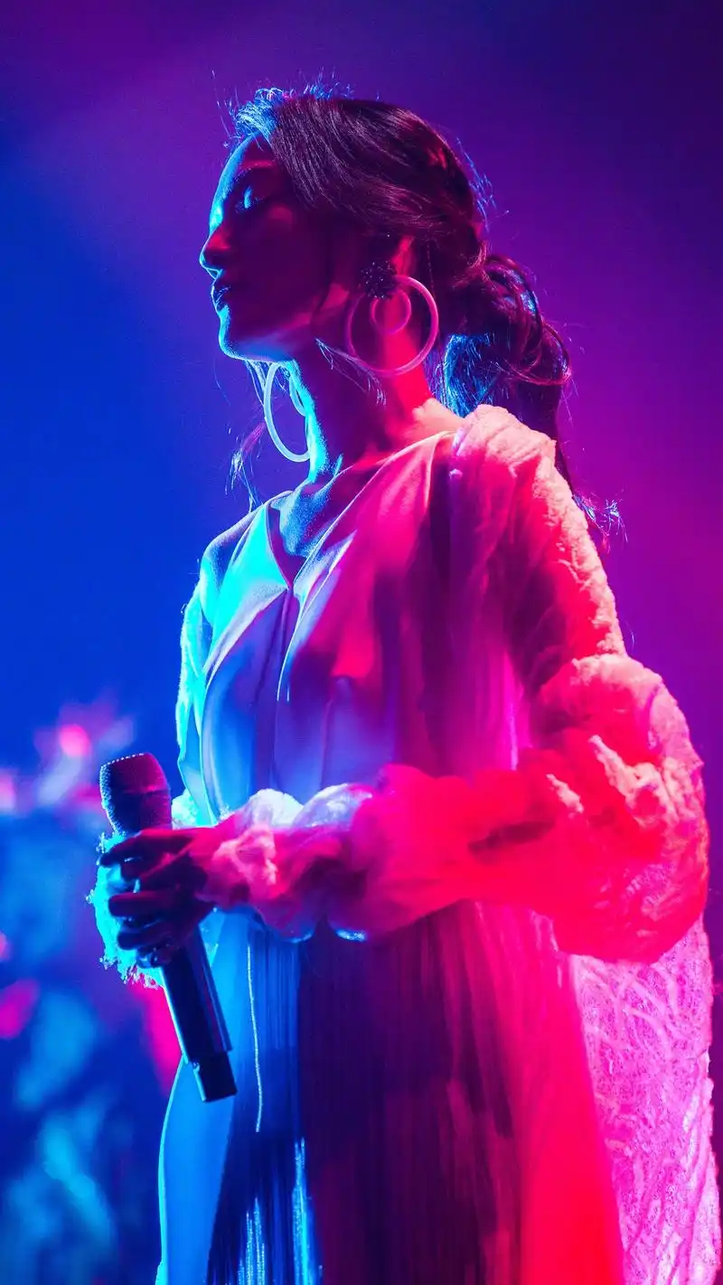 张韶涵舞台照高清手机壁纸