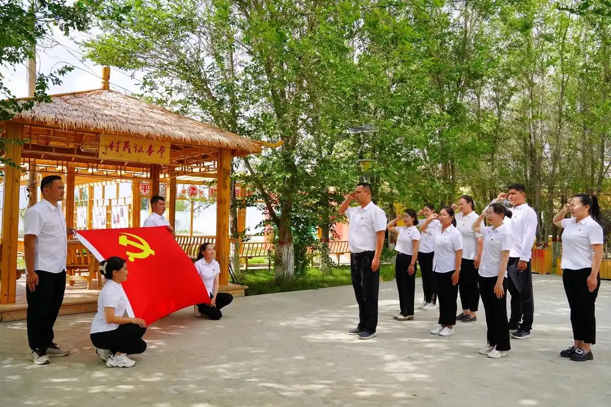 我和党旗合个影.