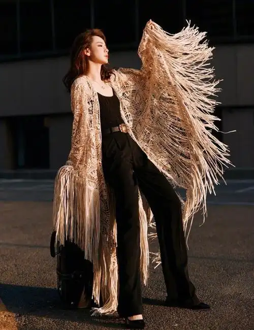 戚薇最新春日写真展现悠然格调