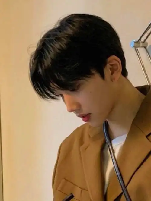 男生侧面图片寸头