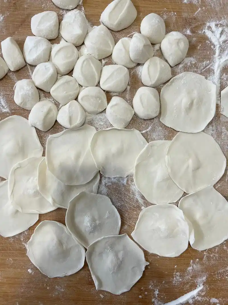 我在家里做饭不给国家添乱 #手工饺子  豆角肉 - 抖音