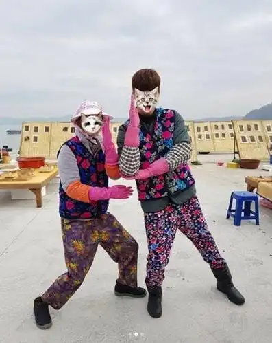 《我黄金光辉的人生》申惠善李泰焕晒搞怪合照 网友评价两人太般配