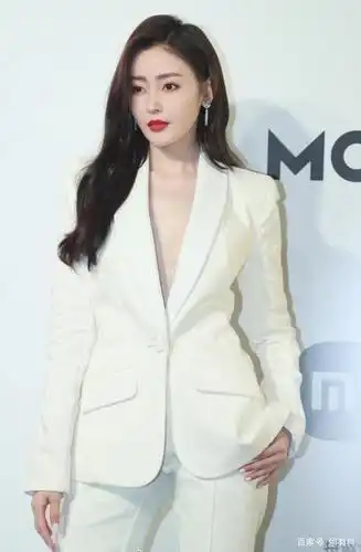 不愧是张天爱,只要营业就惊艳!这次白色深v真空西装帅起来霸气!