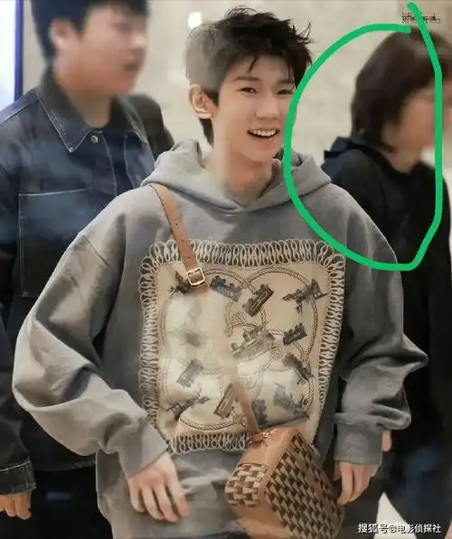 王源的经纪人姐姐留着短发,戴着眼镜,看上去其貌不扬,两人不仅年龄差