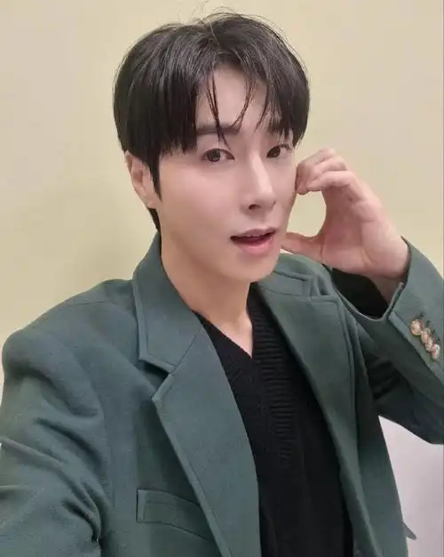 郑允浩超话瑜卤允浩超话#允浩呀_真亲_哪里_都不会去_就在这里#221128