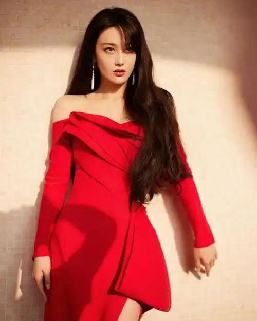 张馨予红色礼服勾勒出性感身姿,魅惑眼神女神范儿十足!__财经头条