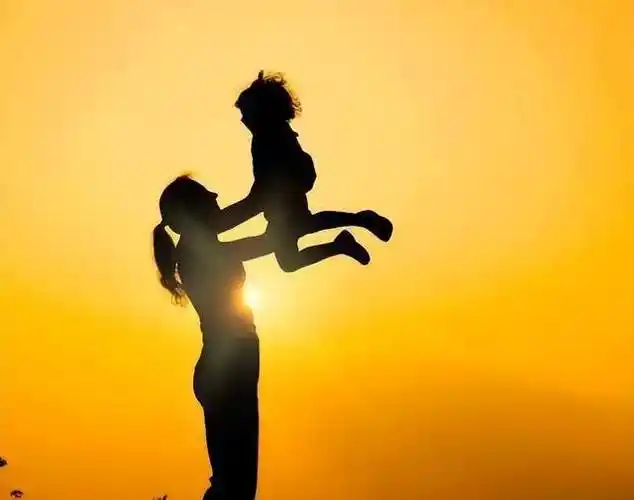 山东母亲背80斤菜转三趟高铁送上海儿子却被网友批评