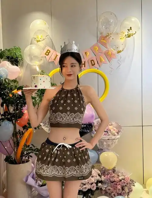 沈梦辰晒35岁庆生照,肚脐钉也成为点睛之笔,一人独美小蛮腰抢镜