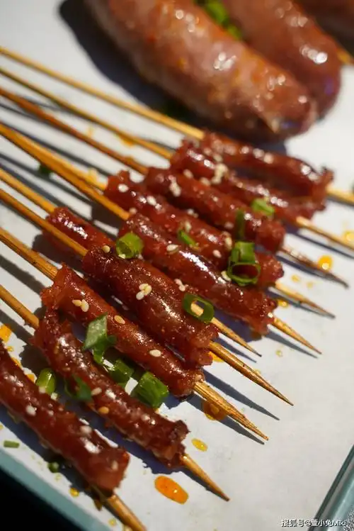 小竹签腊肠,烤至色泽红润,口感扎实弹牙,咸香够味,配酒好菜.