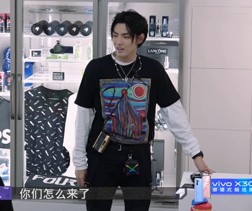 有一种"炫富"叫吴亦凡的aj鞋,价格曝光后,网友:一个月工资