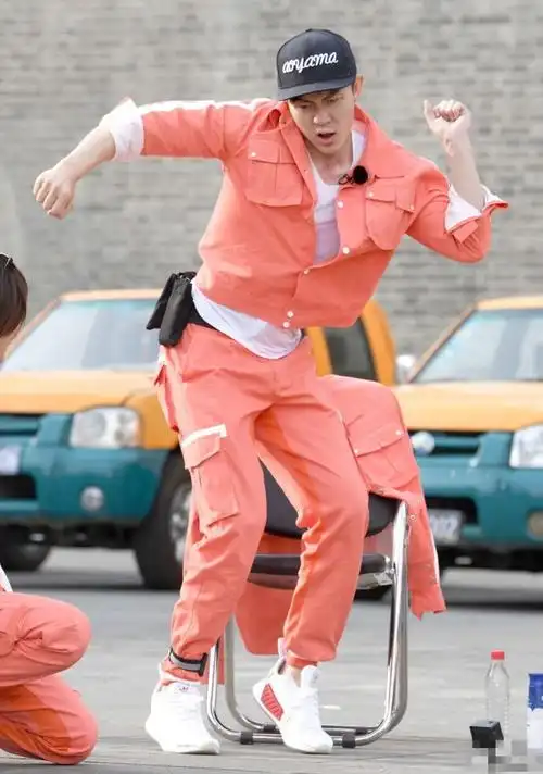 跑男最新一期开播李晨太搞笑居然现场尬舞王祖蓝最为认真