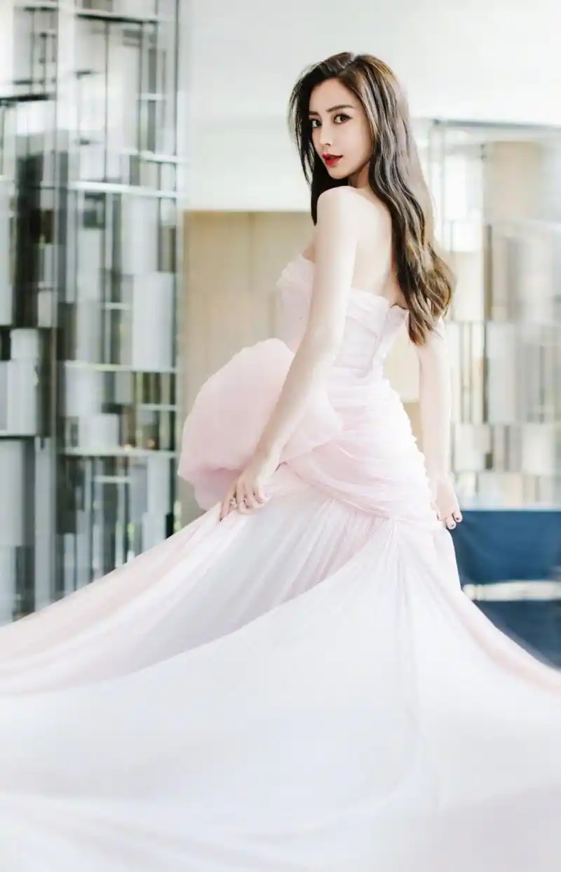 angelababy美到冒泡,一袭浅粉色薄纱小礼服亮,好像粉色仙女下凡#元气