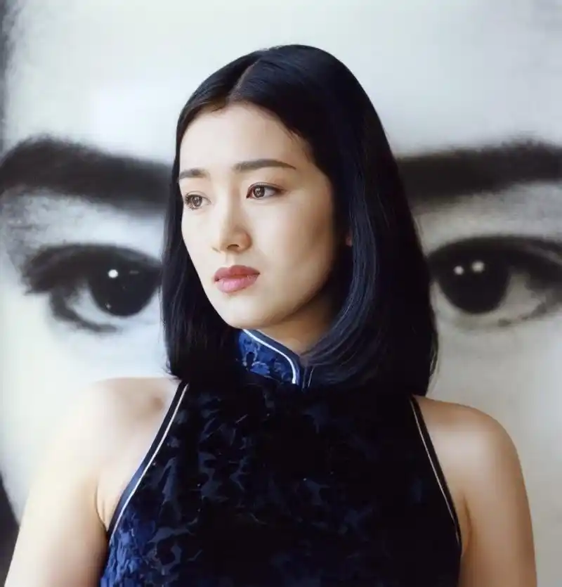 巩俐穿蓝色旗袍好美,沉静又典雅,大气东方美人的魅力 676767