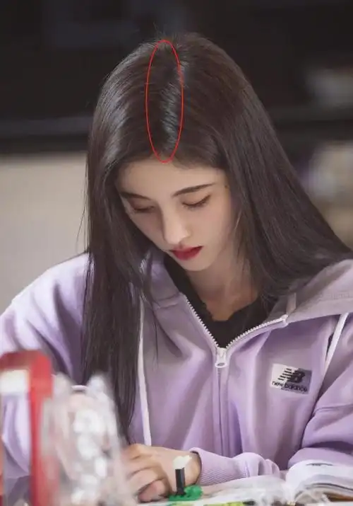 鞠婧祎戴假发实锤近照发量少到可见头皮多张照片自相矛盾