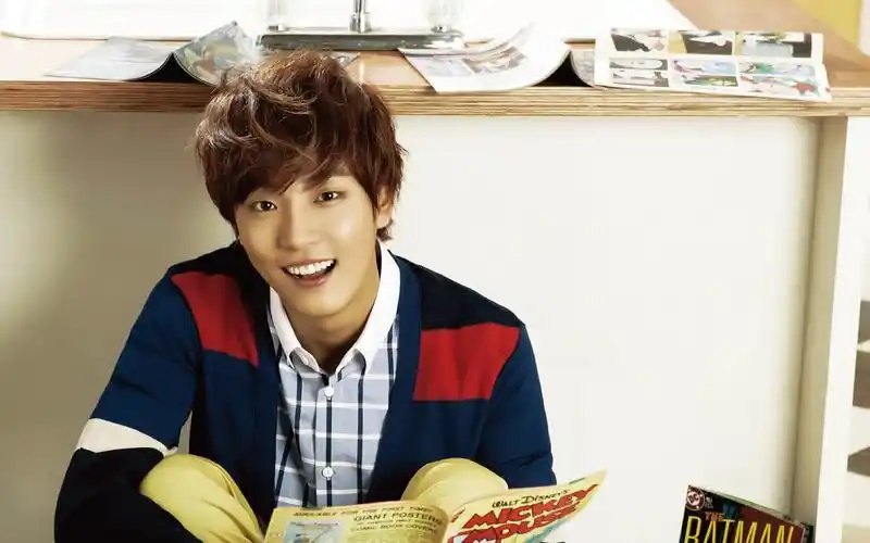 韩国帅气男星尹时允高清桌面壁纸-日韩明星-壁纸下载-美桌网