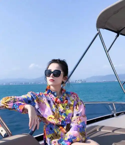 古力娜扎的颜值让人跪服穿花裙子坐游艇上美到让人不敢信