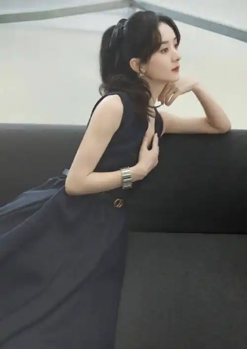 原创赵丽颖黑色连衣裙搭配蝴蝶结高马尾民国大小姐般娇俏动人