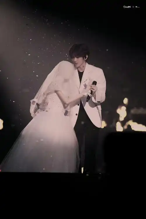 蔡徐坤舞台#"天亮之前,一定要下一场雪"这是蔡徐坤给粉丝的一个婚纱