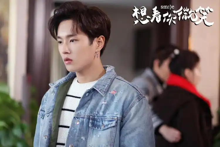 由李汶翰,杜雨宸主演的青春萌爱治愈励志剧作《想看你微笑》持续热播