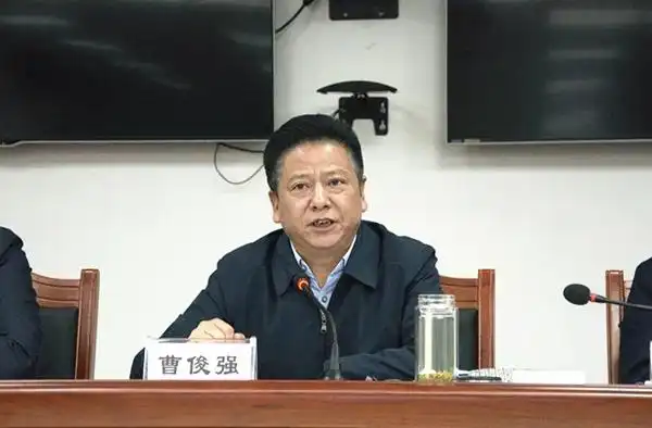 摘帽工作推进会议精神;区长曹俊强安排部署了当前脱贫攻坚重点工作