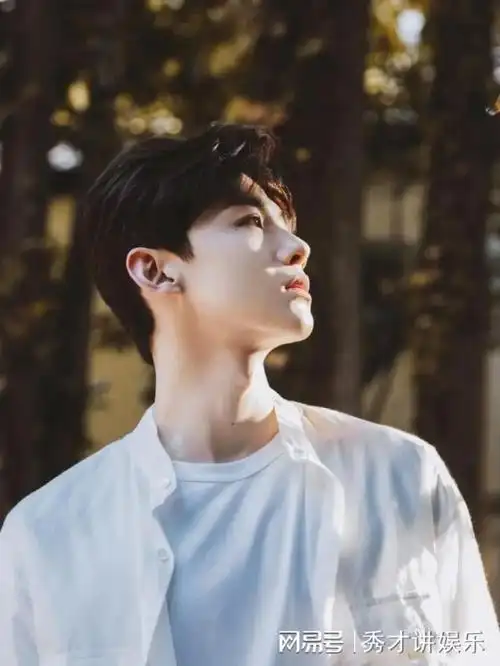 穿白衬衫的10位男星个个白衣胜雪气质干净