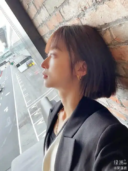 吴谨言晒12月新发型##吴谨言晒短发齐刘海自拍