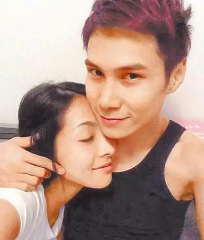 霍启仁在英国读书时曾与富二代rebecca拍拖,但霍启仁随后又暗中搭上