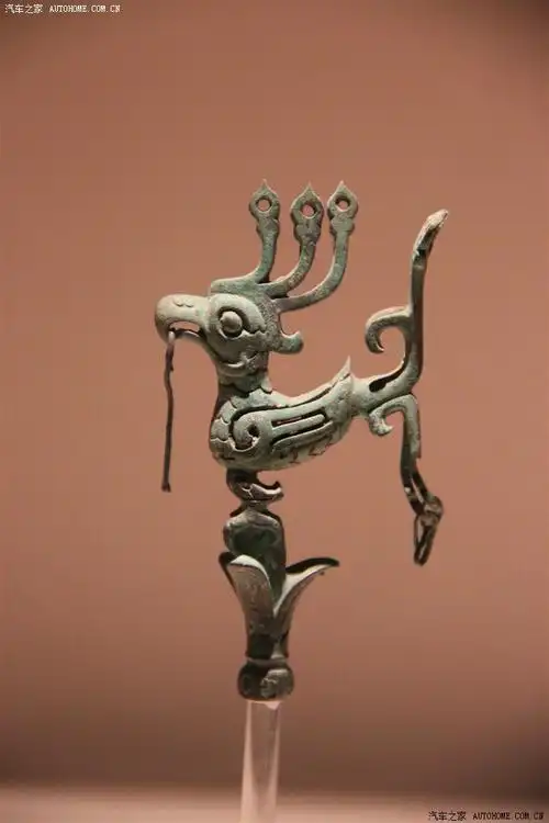 铜神树枝头立鸟