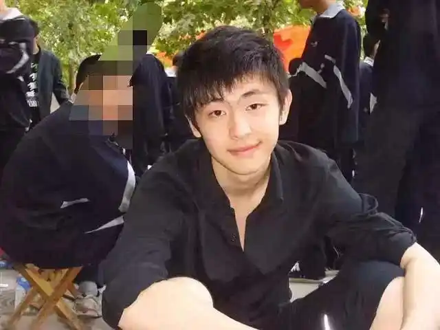 邓伦高中照片曝光眉毛别致看起来憨痴痴的网友这脸吹不出来