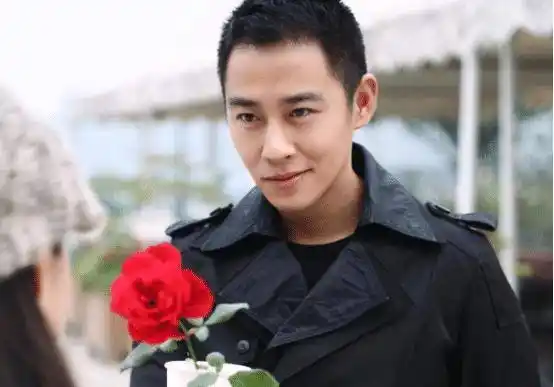 王小毅形象多变的演员,让王科达的坏光明磊落,是戏痴也是戏骨_人物