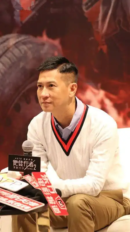 张家辉剪短头发,梳成一款斜偏分发型,52岁了也很有精气神!