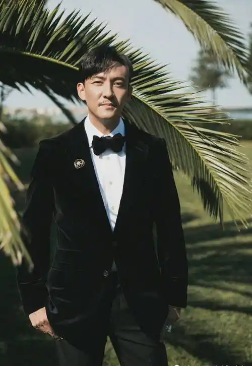 44岁张震亮相威尼斯红毯,穿丝绒西服展熟男魅力,发际线却太高_西装