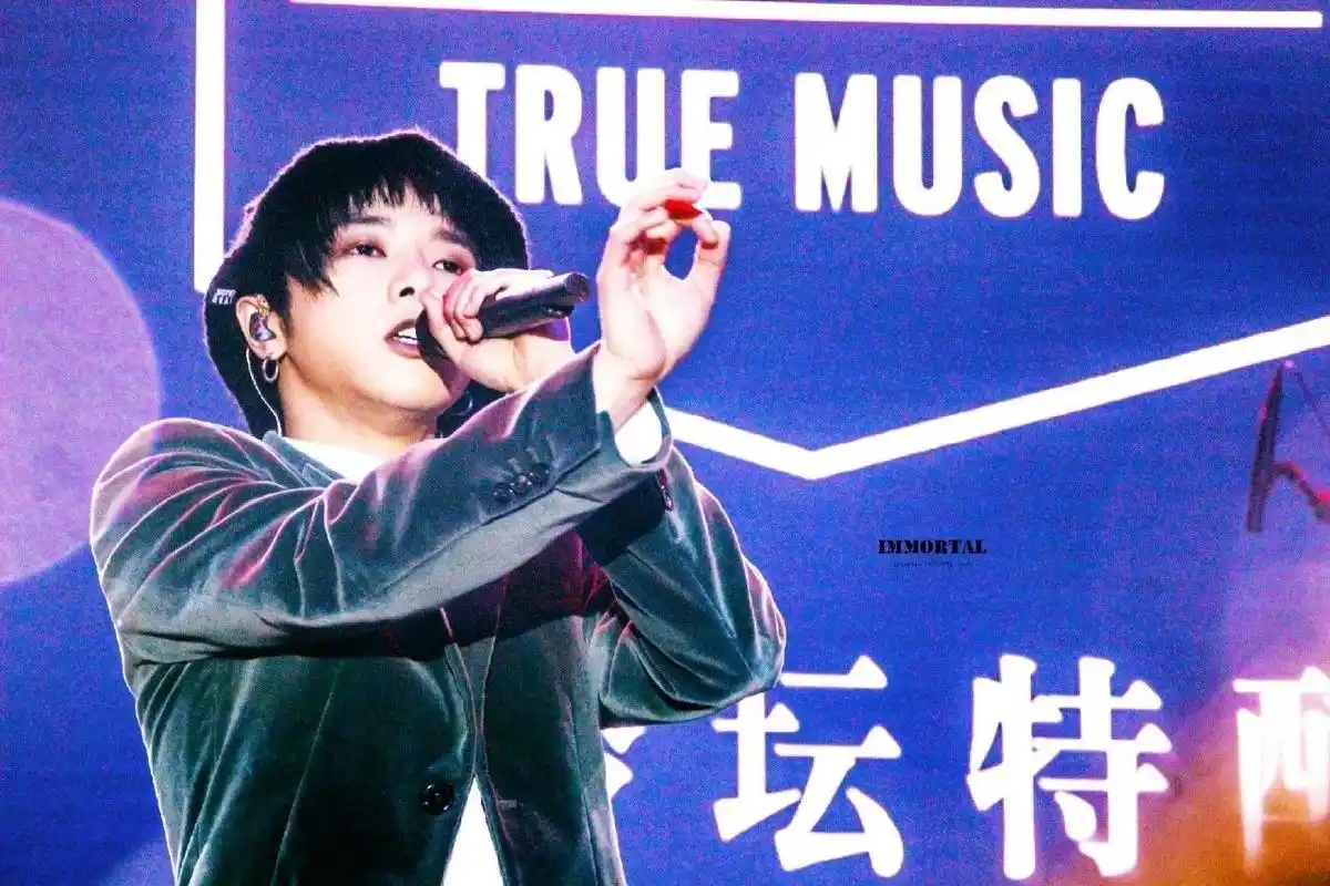 华晨宇演唱会壁纸送达眼里藏着星辰大海心里住着宇宙万物