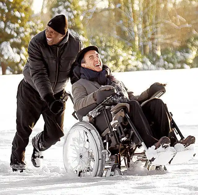 这是一个由真实故事改编的法国电影,《触不可及》.