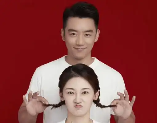 郑恺苗苗公开9张结婚照,女方肚子成亮点疑奉子成婚_照片_白色_衬衫