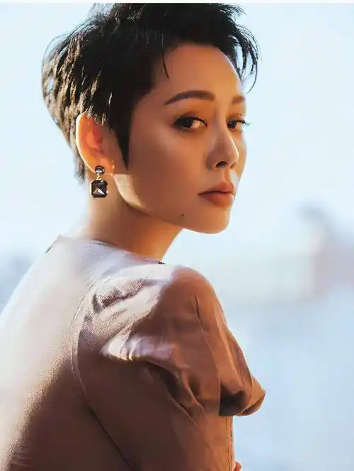 宁静素颜现身显憔悴,路边吃野果坏肚子,又酸又涩吃完以后你懂得_时候