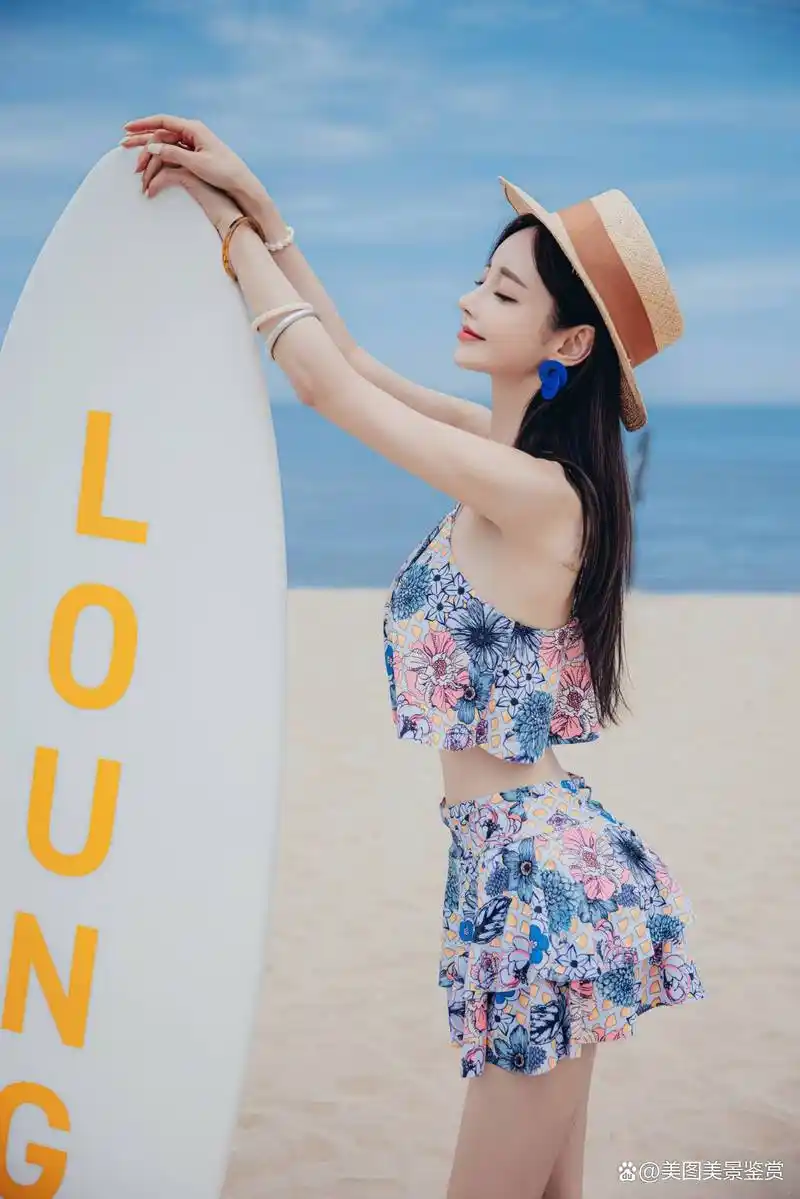 女神孙允珠日常穿搭:绚烂彩绘塔希提珊瑚花石泳装,曼妙性感迷人