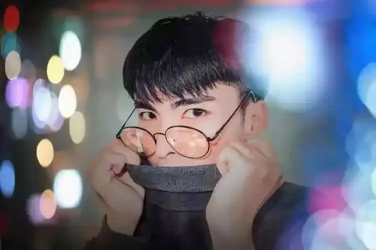 来张自拍不好好戴眼镜系列自拍五连拍!