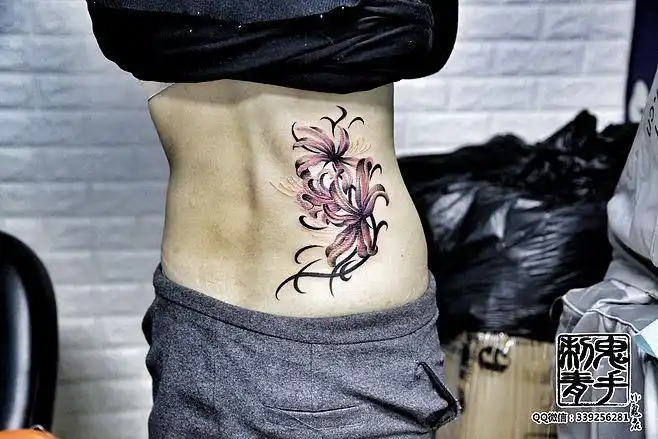 昆明鬼手纹身小鬼店 后腰彼岸花 纹身师王倩