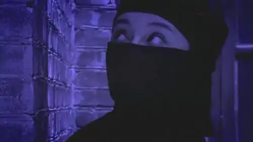 蒙面女杀手想暗杀特工,不料特工身手敏捷躲过子弹!