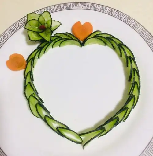 超简单的爱心盘饰