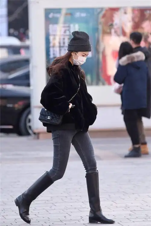 会有自己的风格,冬天也可以选择一些简约的风格,牛仔裤搭配长靴,非常