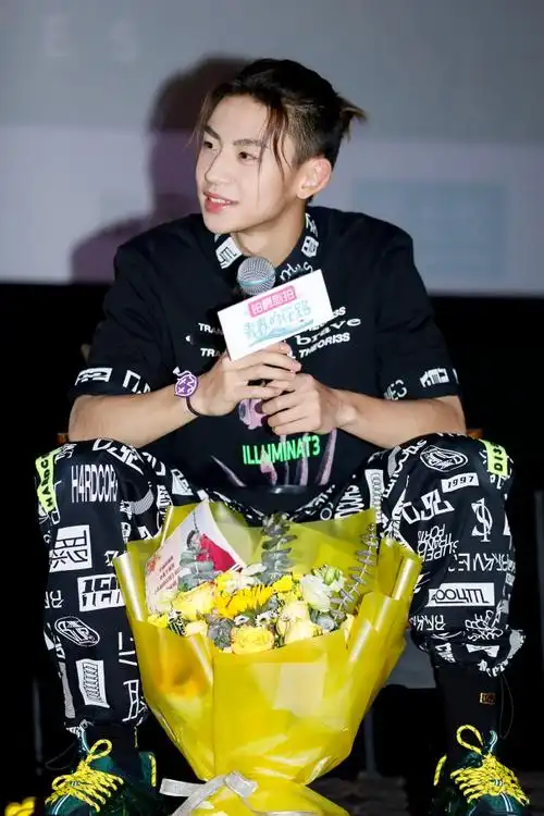 果然天空神出没小鬼嘻哈味十足出席青春的花路看片会