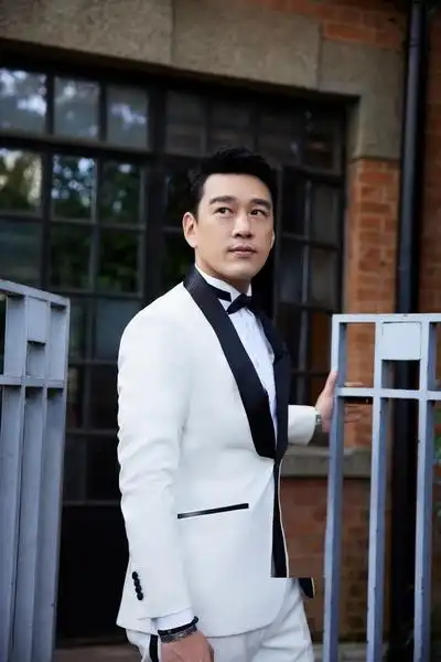 王耀庆主持elle风尚大典直播采访抛梗不断显超高情商