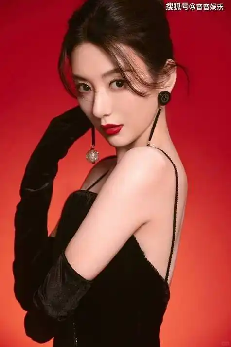 方媛,36岁,她的写真展示出女人味十足的饱满有料之美,不愧是郭富城的