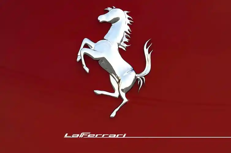 早些的时候做的马标,后来发现实车的马标棱角不是尖的,是圆的,在车上