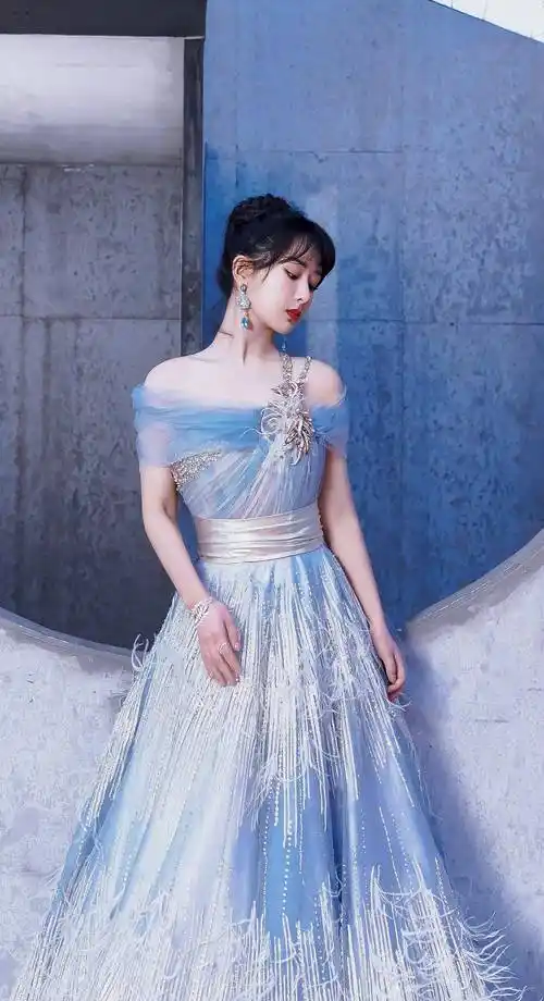 礼服的时候,很多女性往往更看重领口的设计,杨紫穿着一字领的雪纺长裙