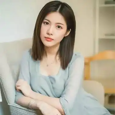 走清纯路线的妹子最适合留这么一款齐肩直发了,直顺头发显得很清纯很