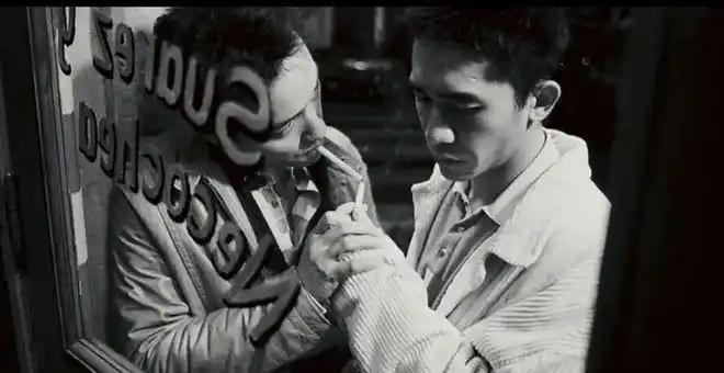 梁朝伟与张国荣曾合作王家卫导演的电影《春光乍泄》,分别饰演黎耀辉