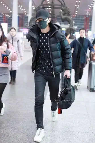 邓伦穿羽绒服现身机场口罩遮面难掩帅气,网友:过年一点都没长胖